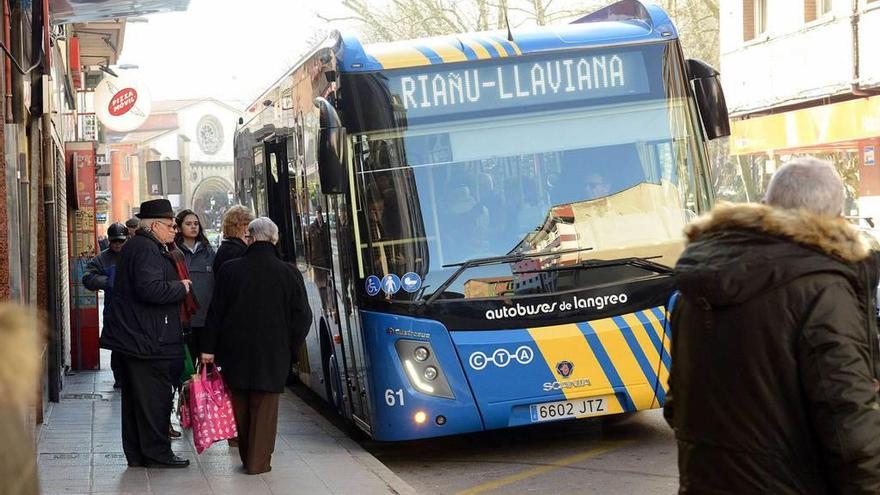 Uno de los autobuses urbanos que cubren la línea entre Riaño y Laviana, en una parada de La Felguera.