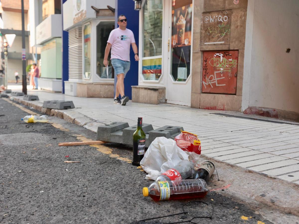 Botellas acumuladas en una calle de Alicante.