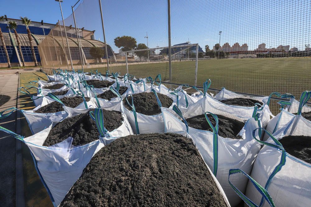 El césped artificial de los campos de fútbol de la Ciudad Deportiva se está sustituyendo en estos momentos. Más adelante se renovará la pista de atletismo. Las obras van a durar 4 meses y cuestan 650.