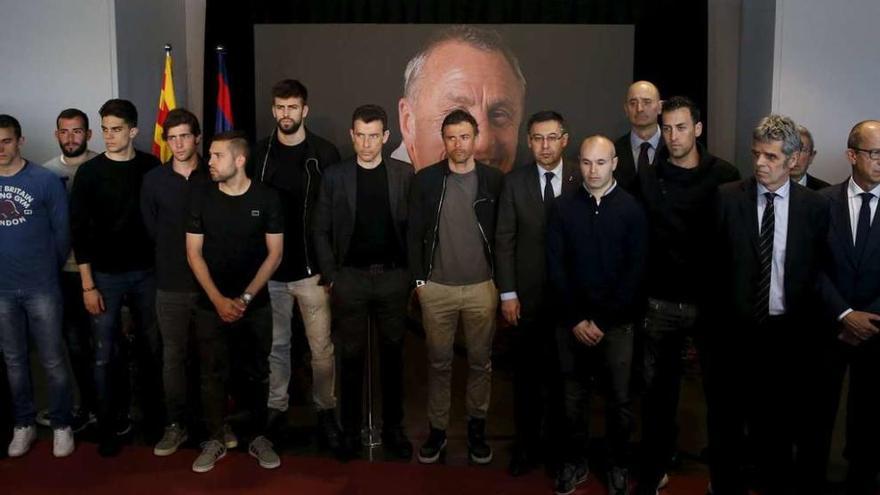 La plantilla del Barcelona, durante su visita al Memorial dedicado a Cruyff. // Efe