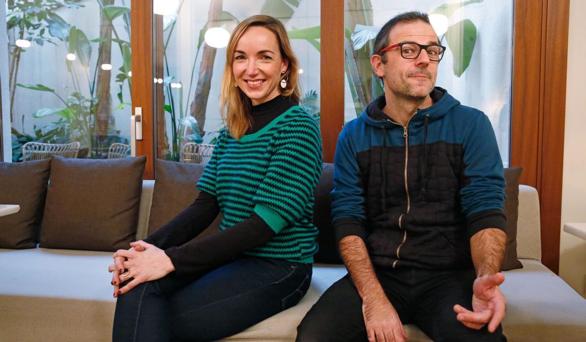 Helena Bagué y Siddartha Vargas, del grupo de música familiar El Pot Petit, en el Hotel Regina de Barcelona.