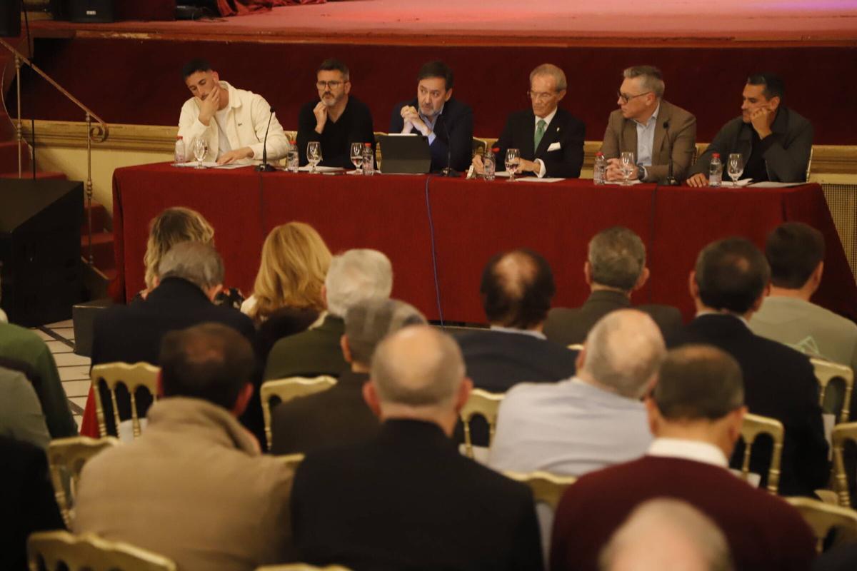 La mesa redonda en el Real Círculo de la Amistad, con protagonistas del Córdoba CF, en imágenes La mesa redonda en el Real Círculo de la Amistad, con protagonistas del Córdoba CF, en imágenes
