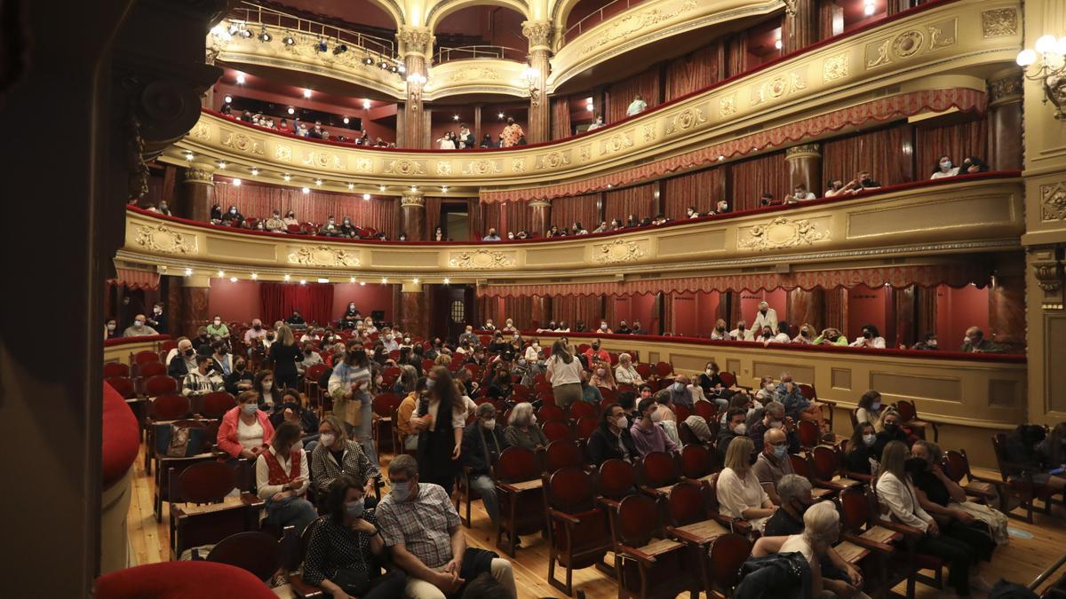 Público en el teatro Palacio Valdés de Avilés.