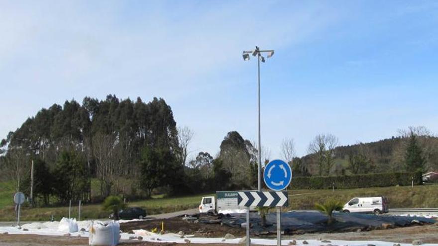 La rotonda de entrada a Colunga, donde se instalará la réplica del dinosaurio.