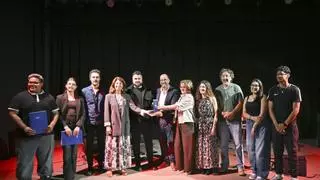 O Rafael Dieste leva a lingua das aulas aos fogares da Coruña e recibe o premio da Real Academia Galega: "Agora o galego pertence a todos vós"