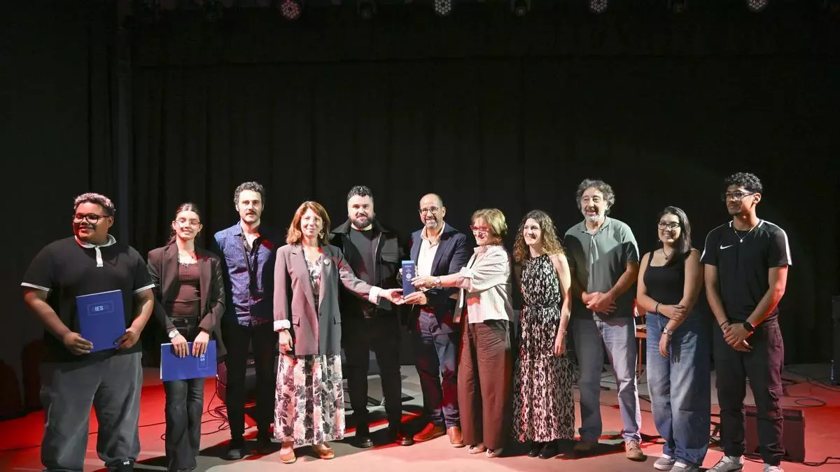 O Rafael Dieste leva a lingua das aulas aos fogares da Coruña e recibe o premio da Real Academia Galega: "Agora o galego pertence a todos vós"