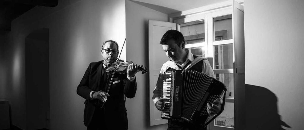 Iose Valencia y Abel Pérez, el día de la presentación en la Casa de Cultura de Vegadeo.