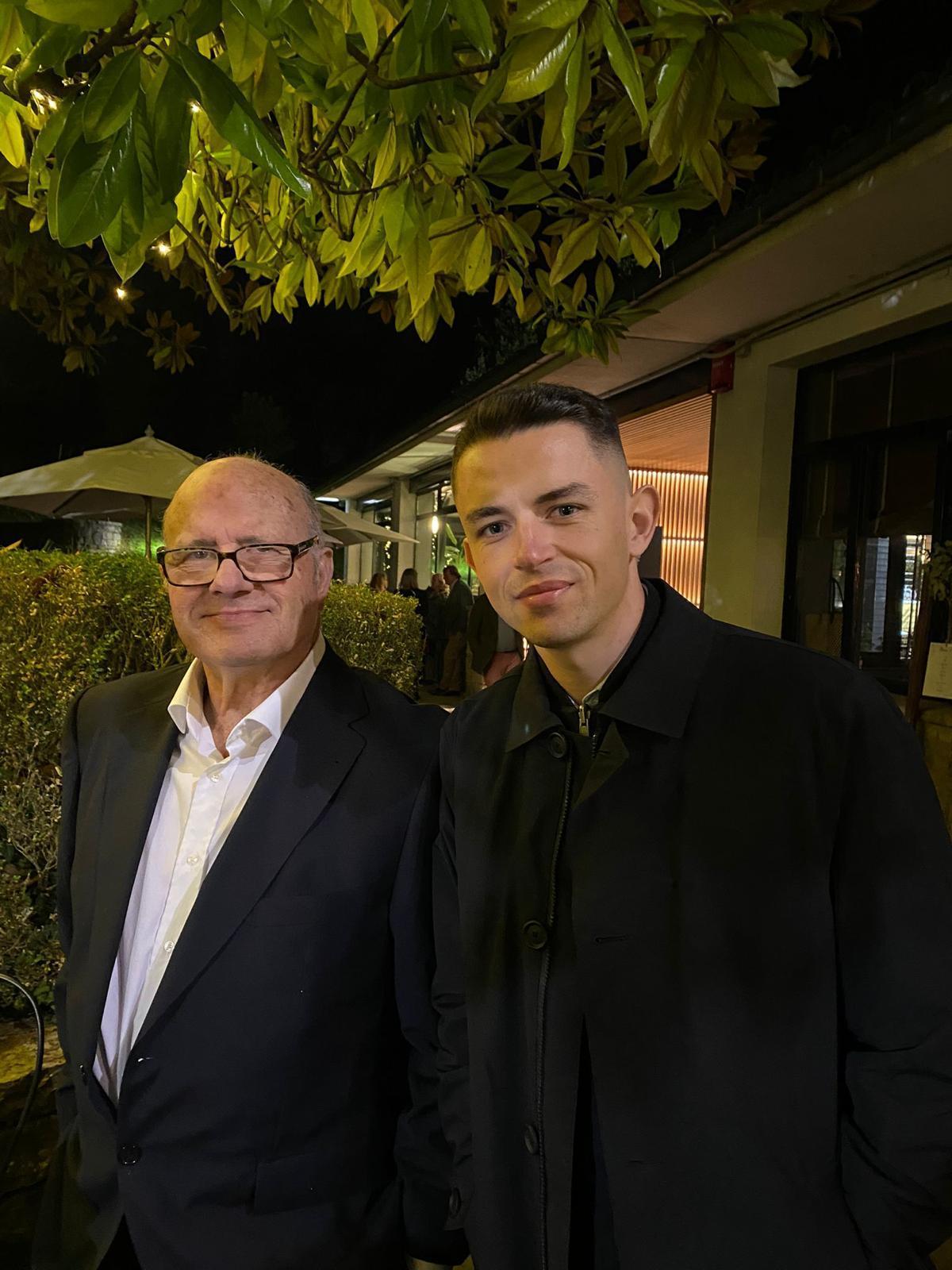 Álvaro Fidalgo con su abuelo Rafa.