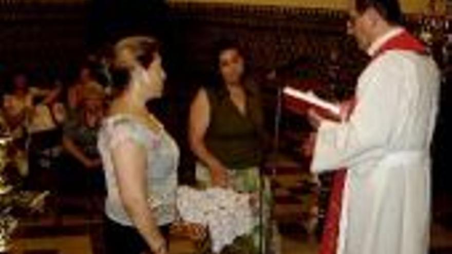 El colectivo gitano regala un traje a la Virgen de la Piedad