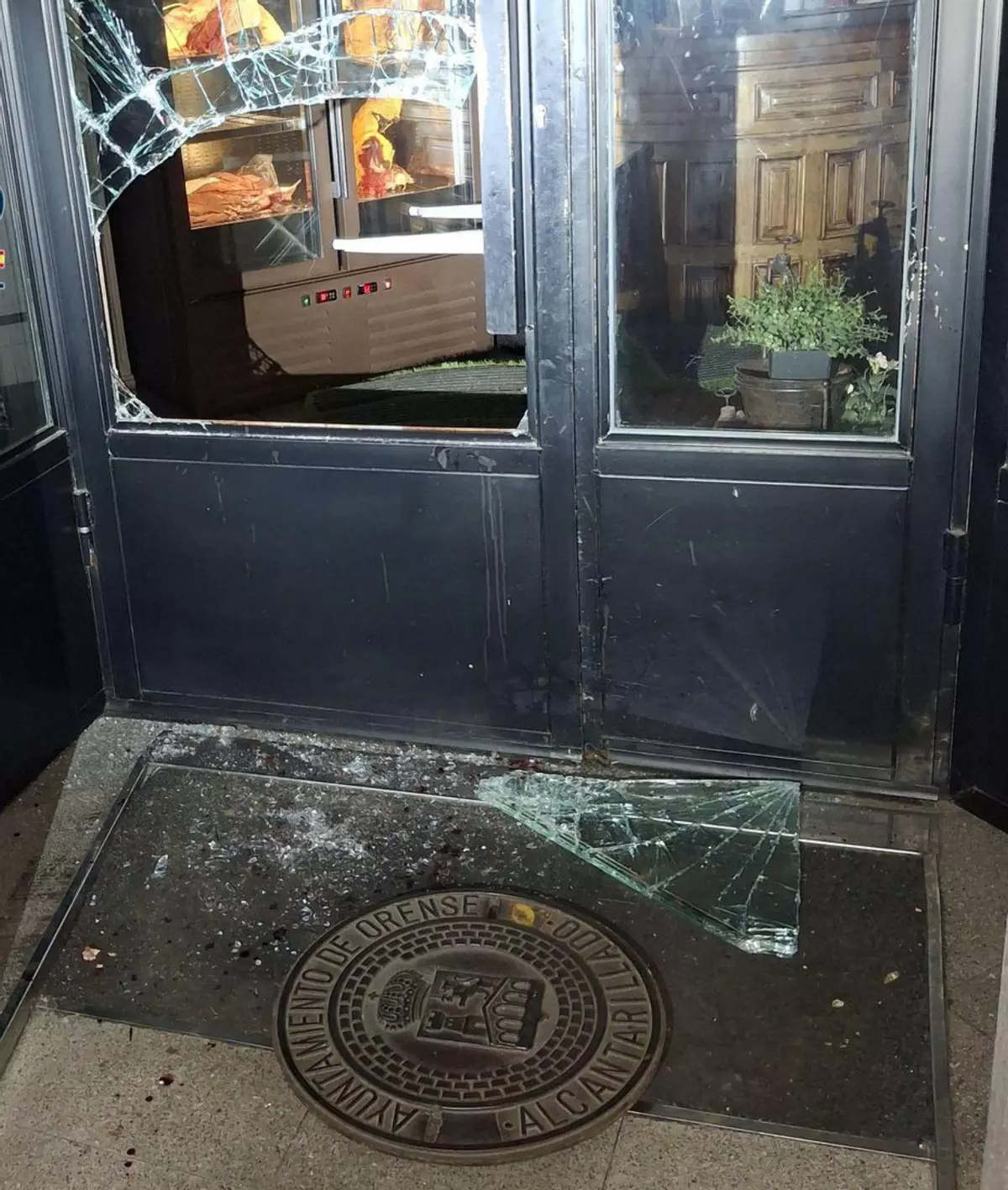 El rastro de sangre lleva a la Policía al escondite de dos ladrones que fracturaron el cristal de un restaurante con una alcantarilla
