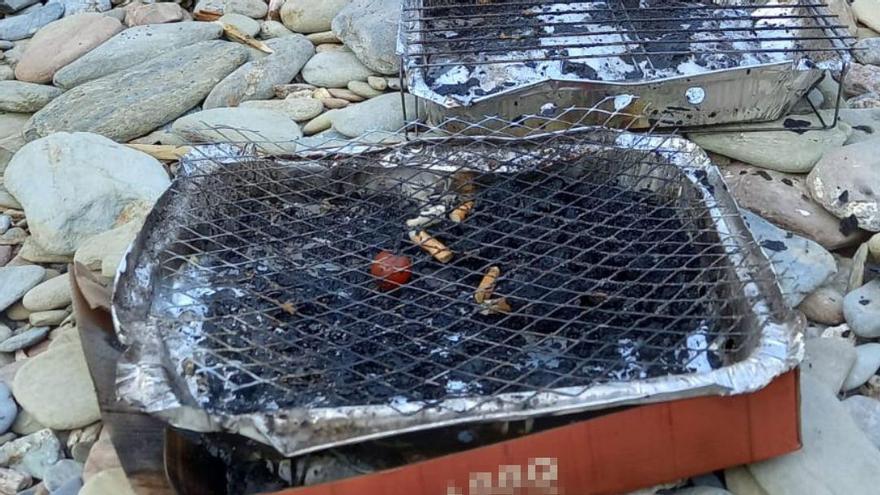 Denunciats per fer una barbacoa en una platja de Cadaqués amb l’accés restringit