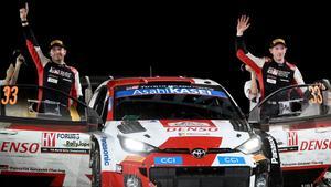 Los pilotos de Toyota celebran su victoria