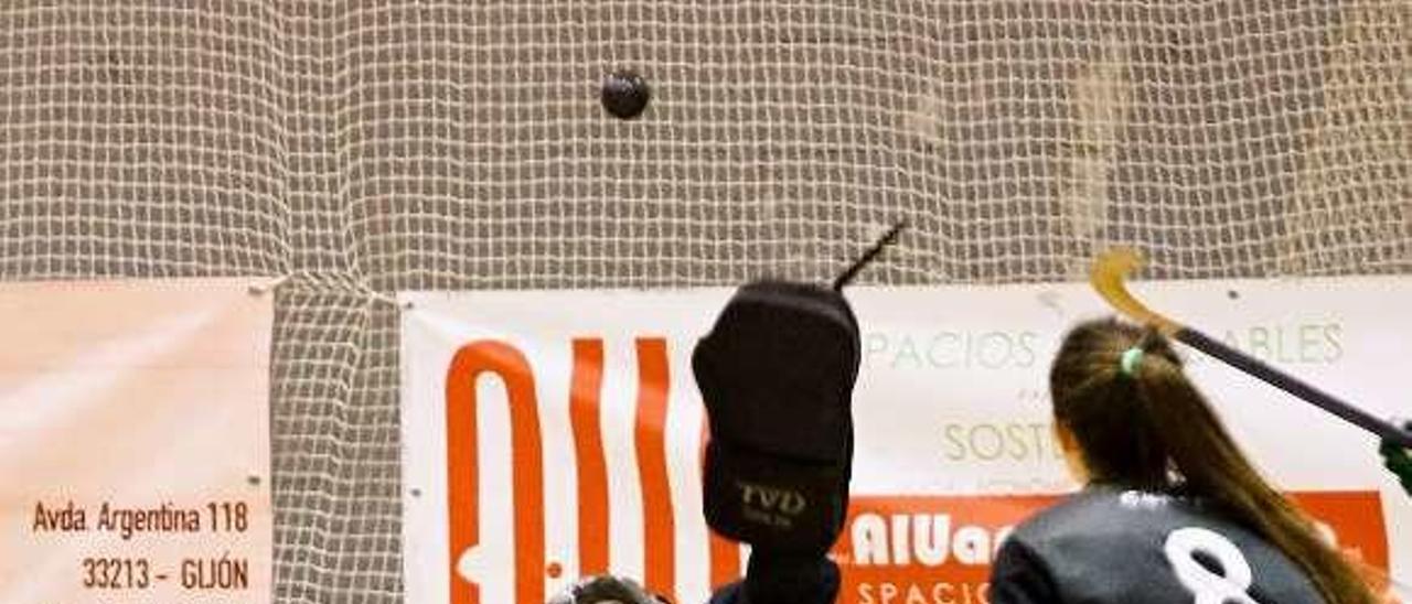 Elena Lolo despeja una bola en el partido ante el Vilanova.