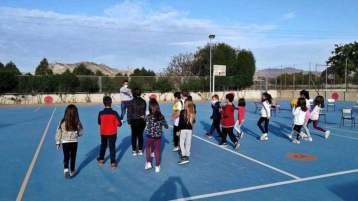 Salvador Ronda, organizando un juego para que los alumnos expresen sus emociones. | INFORMACIÓN