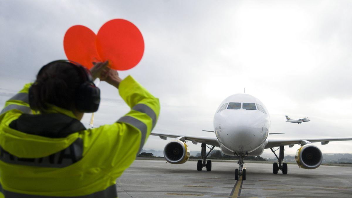 Una aeronave recibe instruccciones en el aeropuerto coruñés de Alvedro.