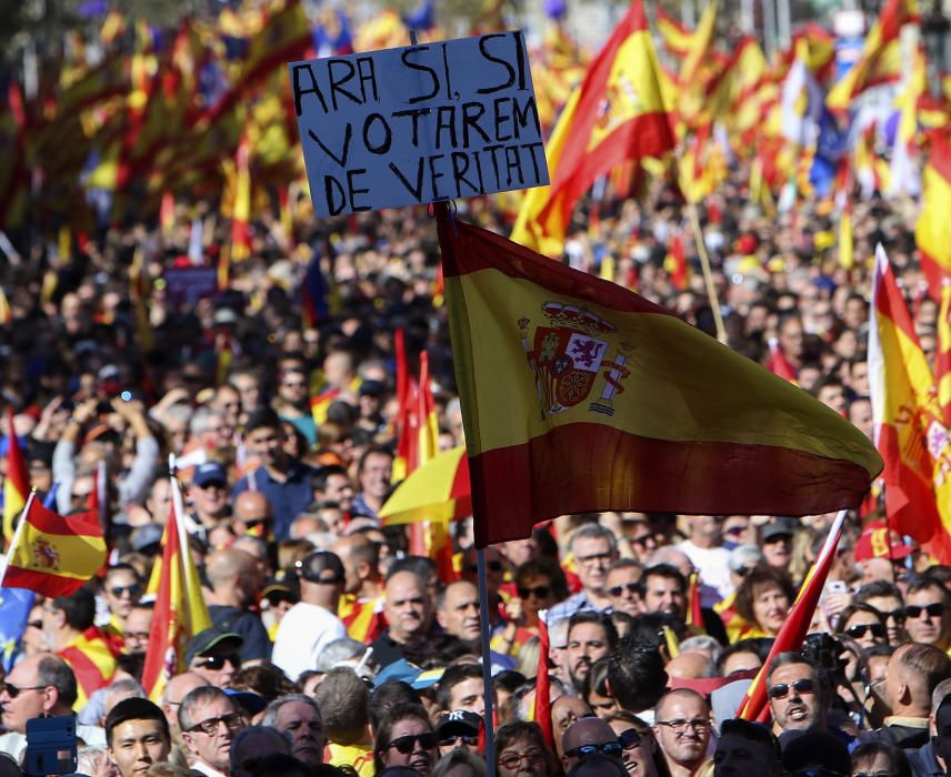 Milers de persones es manifesten a favor de la unitat d'Espanya a Barcelona