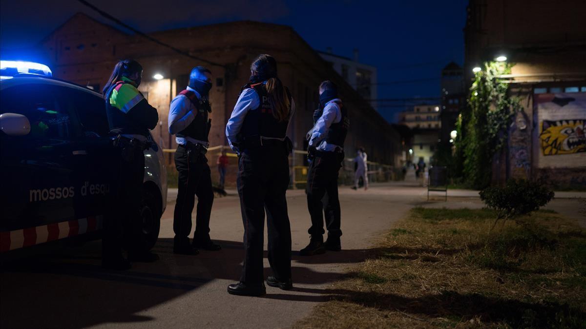 Una patrulla de los Mossos en Can Batlló para evitar que haya incidentes.