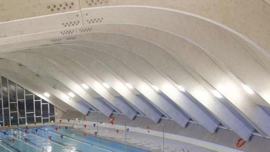 Interior de la piscina municipal // Santos Álvarez