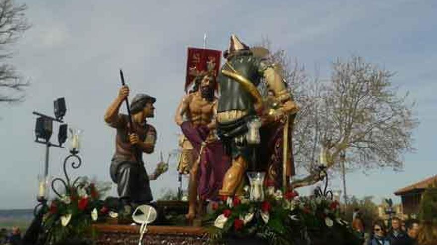 La procesión de Jesús Nazareno bendice la vega