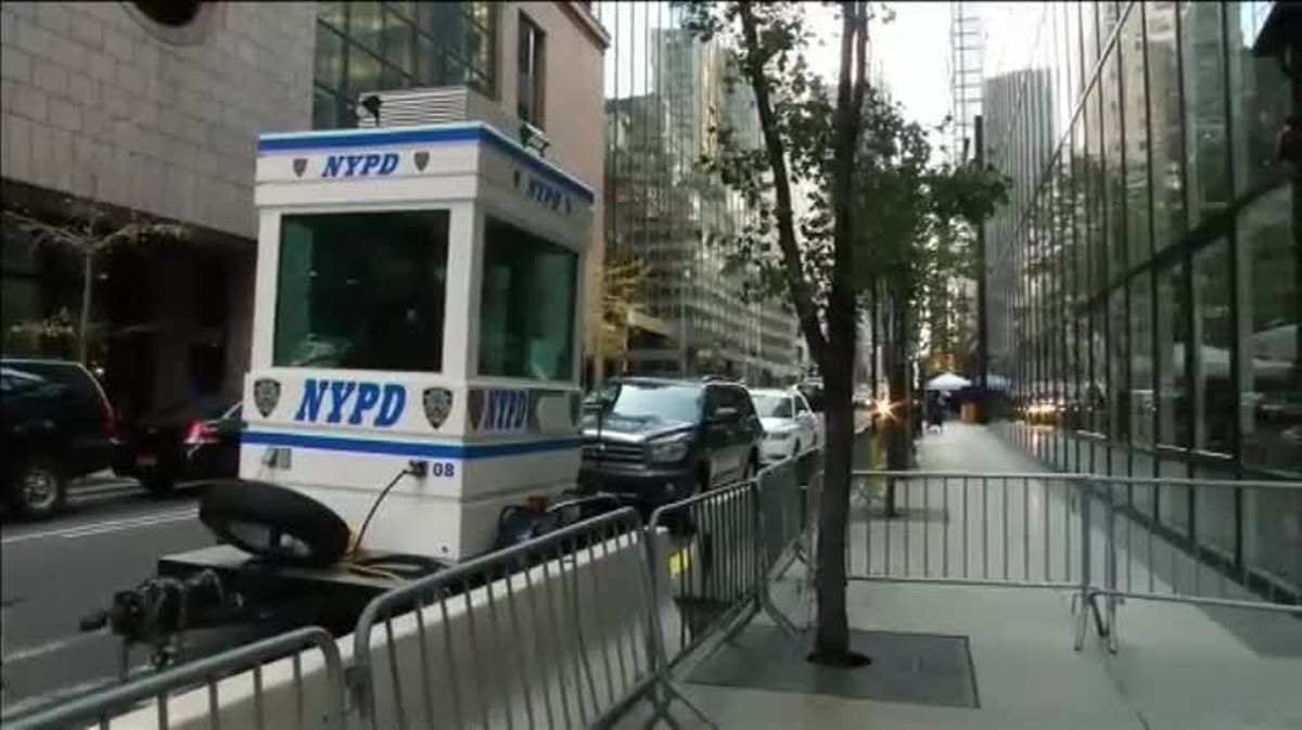 Policies armats, carrers tallats i voreres ocupades. La vida del centre de Nova York s’està veient alterada des que Trump va ser elegit president. Perquè la seva torre de Manhattan, en plena Cinquena Avinguda, s’ha convertit en el seu quarter general. Veïns i comerciants es queixen del trànsit, dels controls de seguretat i de l’augment de turistes.  Policies armats, carrers tallats i voreres ocupades. La vida del centre de Nova York s’està veient alterada des que Trump va ser elegit president. Perquè la seva torre de Manhattan, en plena Cinquena Avinguda, s’ha convertit en el seu quarter general. Veïns i comerciants es queixen del trànsit, dels controls de seguretat i de l’augment de turistes.