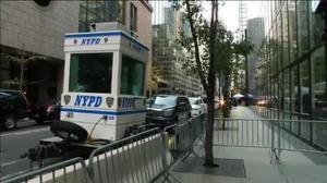 Policies armats, carrers tallats i voreres ocupades. La vida del centre de Nova York s’està veient alterada des que Trump va ser elegit president. Perquè la seva torre de Manhattan, en plena Cinquena Avinguda, s’ha convertit en el seu quarter general. Veïns i comerciants es queixen del trànsit, dels controls de seguretat i de l’augment de turistes. 