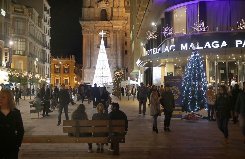 Un espectáculo de luz y sonido, actuaciones infantiles y un concierto de Siempre Así han dado la bienvenida a las fiestas en un Centro de Málaga que estrenaba luces en algunas calles.