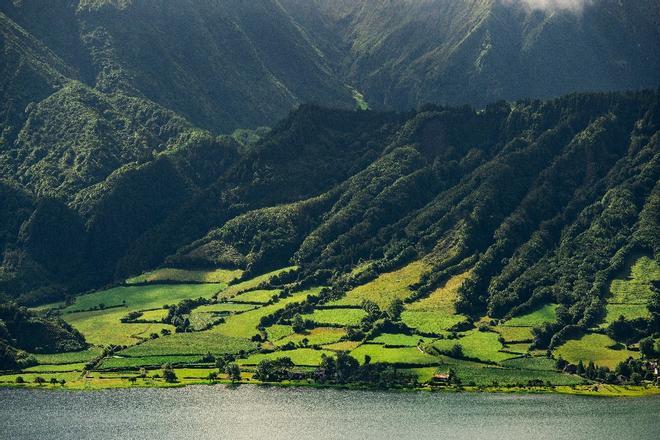 Lagoa Verde (Lagoa Sete Cidades) en la isla São Miguel (Azores)