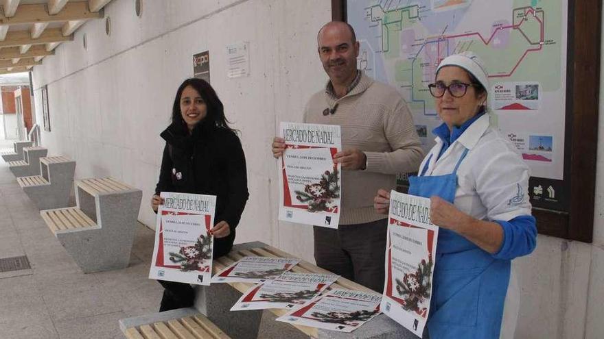 Silvia Carballo, Félix Juncal y Ángeles Cruz, ayer en la presentación del mercado de mañana. // G.Núñez