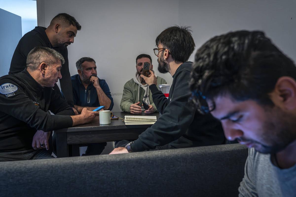 Los cinco trabajadores turcos durante la entrevista.