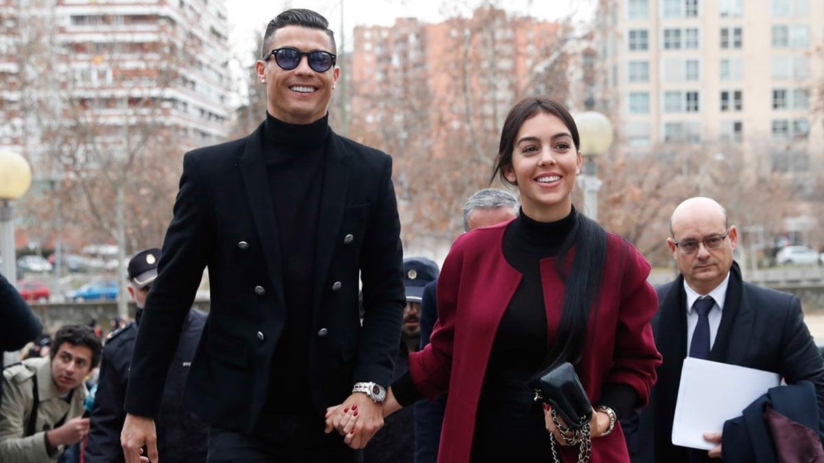 Cristiano Ronaldo y Georgina, más sonrientes que nunca caminito del Juzgado