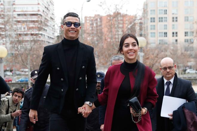 Cristiano Ronaldo y Georgina, más sonrientes que nunca caminito del Juzgado