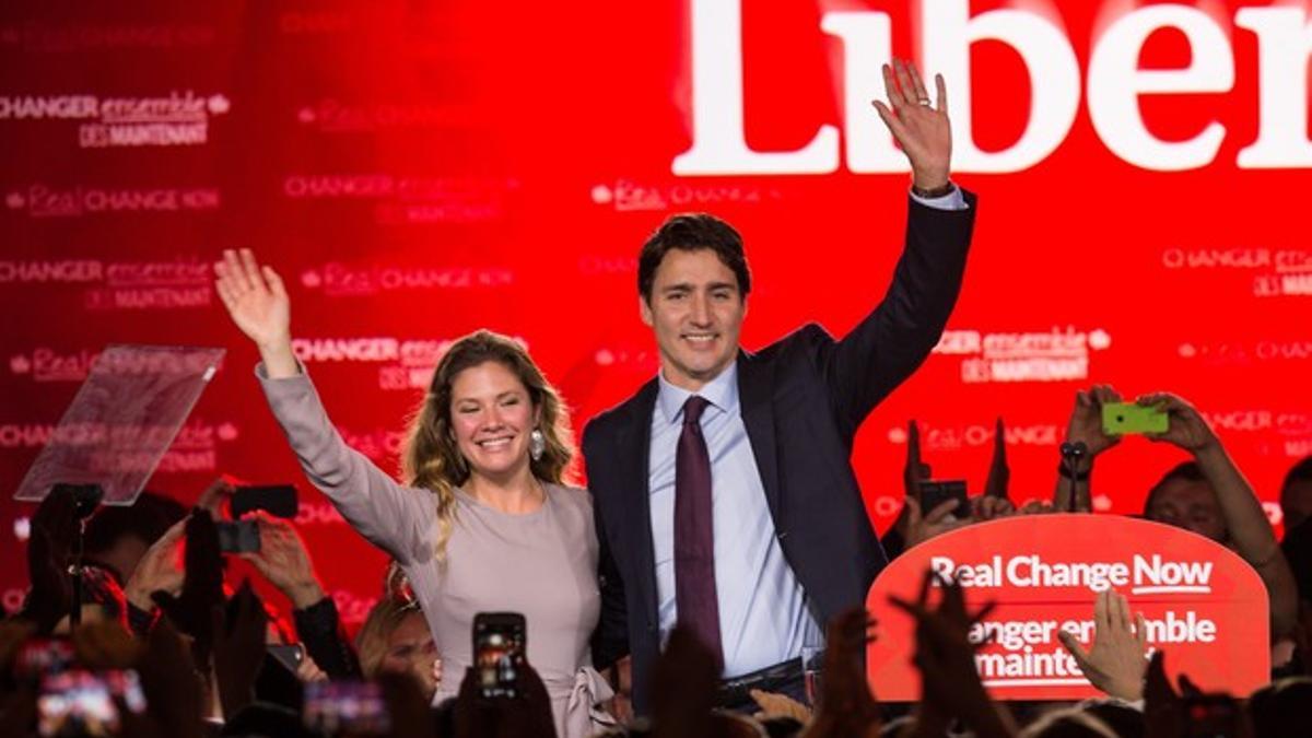 El líder del Partido Liberal de Canadá, Justin Trudeau, y su mujer, Sophie, saluda a su electorado, en Montreal, este martes.