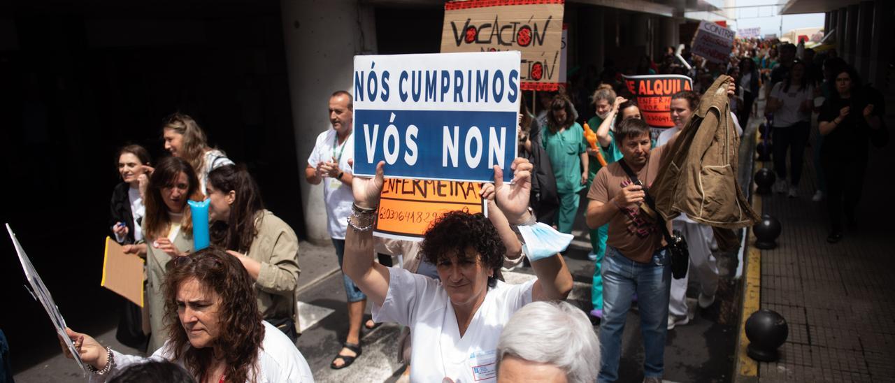 Participantes en la protesta de enfermeras del Sergas desarrollada, el pasado jueves, en el entorno del Hospital Universitario de A Coruña (Chuac).