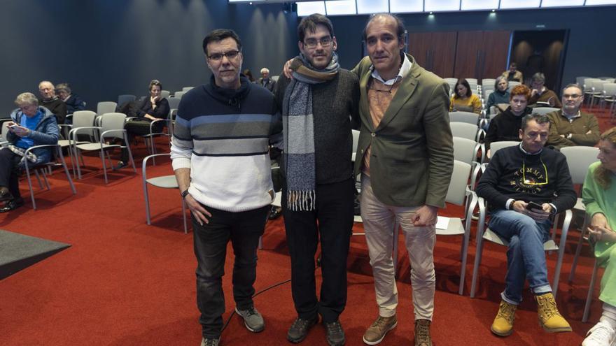 Manuel Cabo, Rafael Aíta y José María Rodríguez, ayer, en el Club Prensa Asturiana de LA NUEVA ESPAÑA.
| Miki López