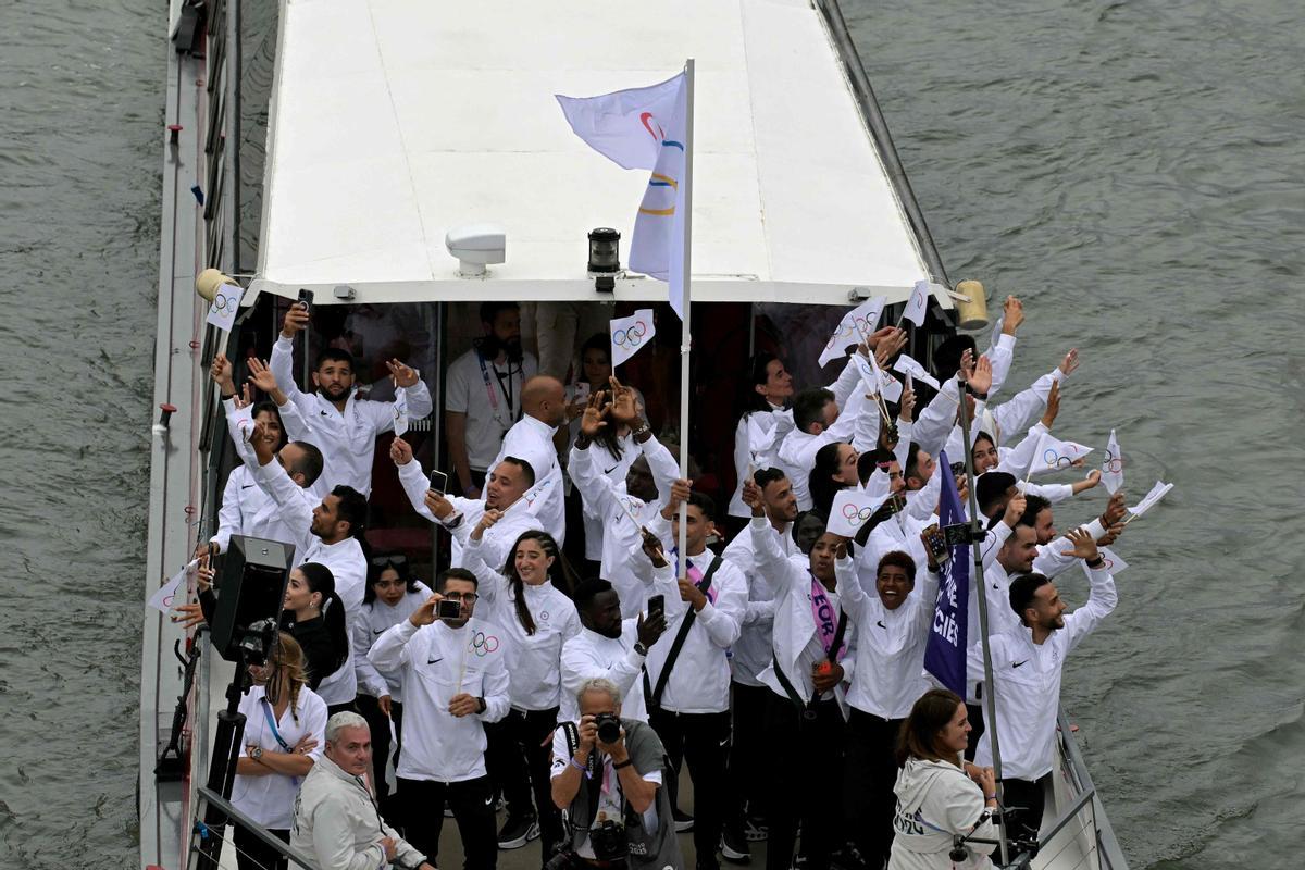 La delegación del Equipo Olímpico de Refugiados navega en un barco durante la ceremonia de inauguración de los Juegos Olímpicos de París 2024 en París el 26 de julio de 2024