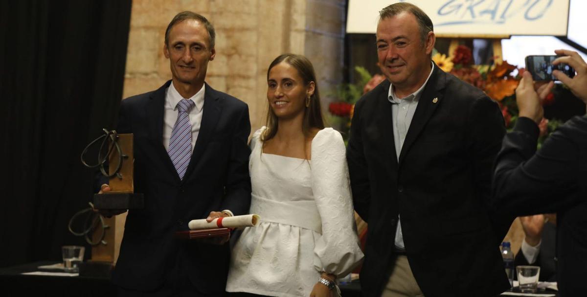 Por la izquierda, Nicolás de las Heras, Covadonga de las Heras y José Luis Trabanco, ayer, en la capilla. | FERNANDO RODRÍGUEZ
