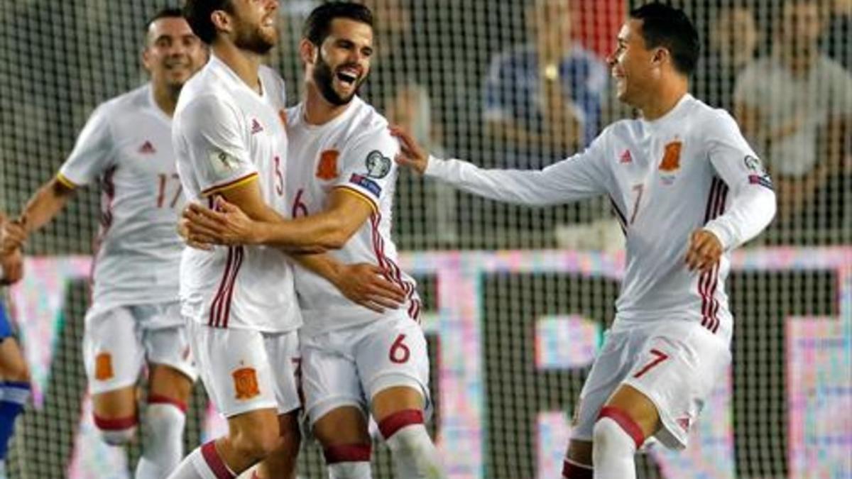 Nacho y Callejón felicitan a Illarra tras marcar el gol a Israel en Jerusalén, anoche.