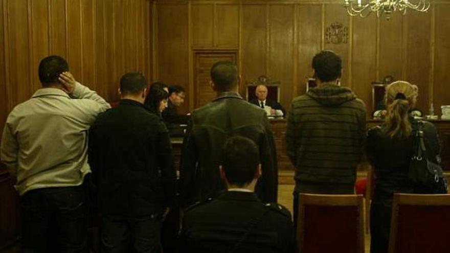 Los cinco acusados ayer de espaldas en el banquillo al inicio del juicio
