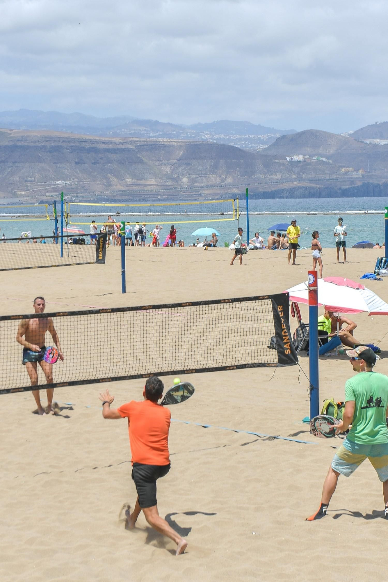 Día de playa en Las Canteras tras la noche de San Juan