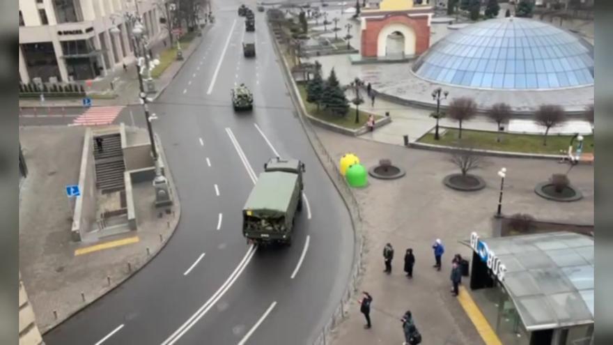 Blindados y vehículos de transporte de personal del Ejército de Ucrania, en la plaza de Maidán de Kiev