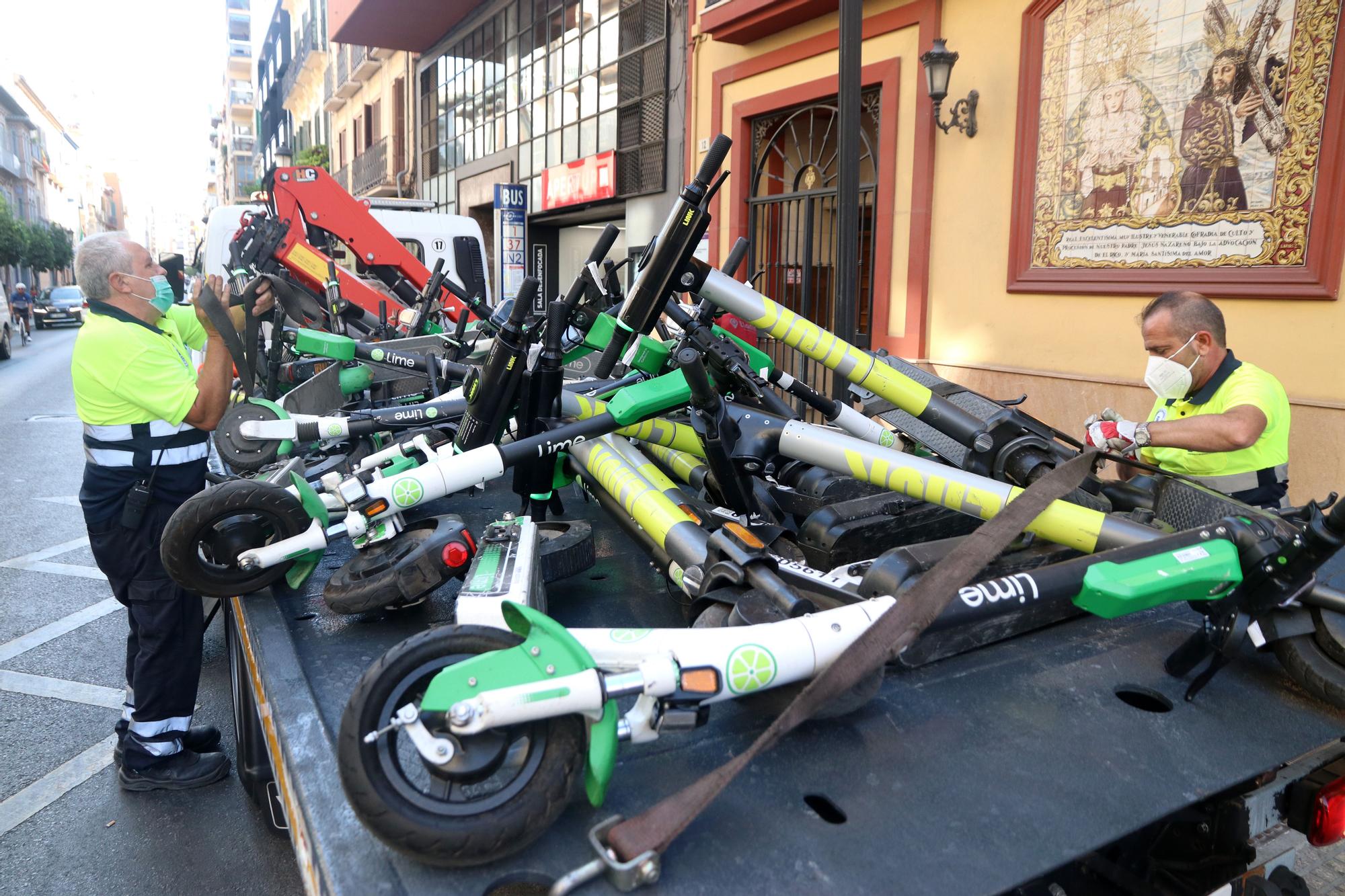 La grúa de Málaga ya se lleva los patinetes y bicicletas mal aparcados