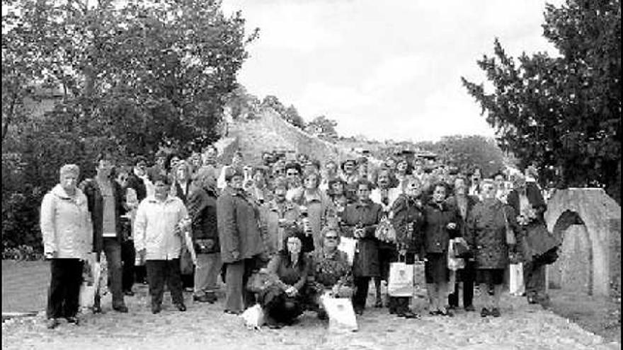 Las mujeres de «Tiempo propio» de San Martín del Rey Aurelio y Cangas de Onís, en la zona del «puente romano».