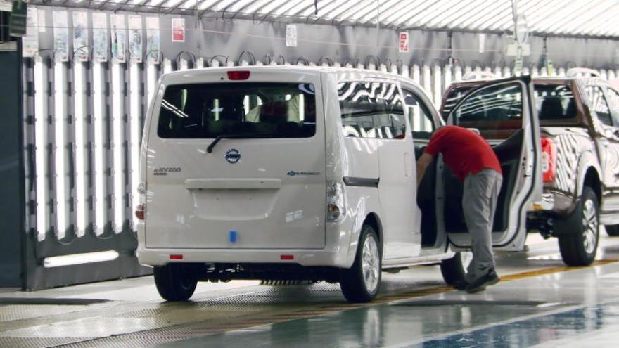 Un operari de la planta de Nissan revisant el vehicle