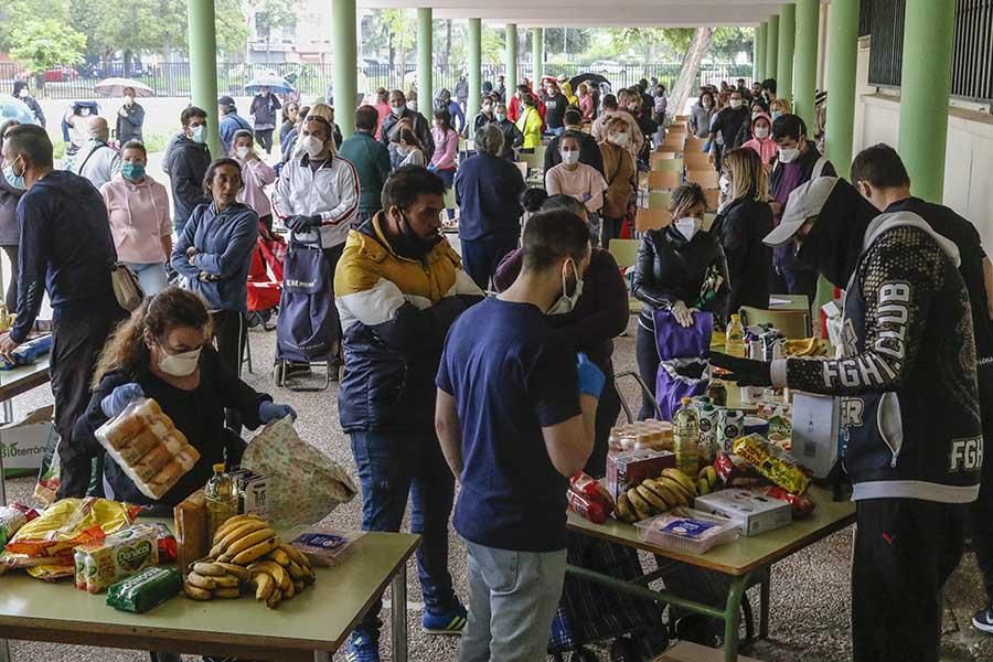 Reparto masivo de alimentos en el colegio Fernán Pérez de Oliva