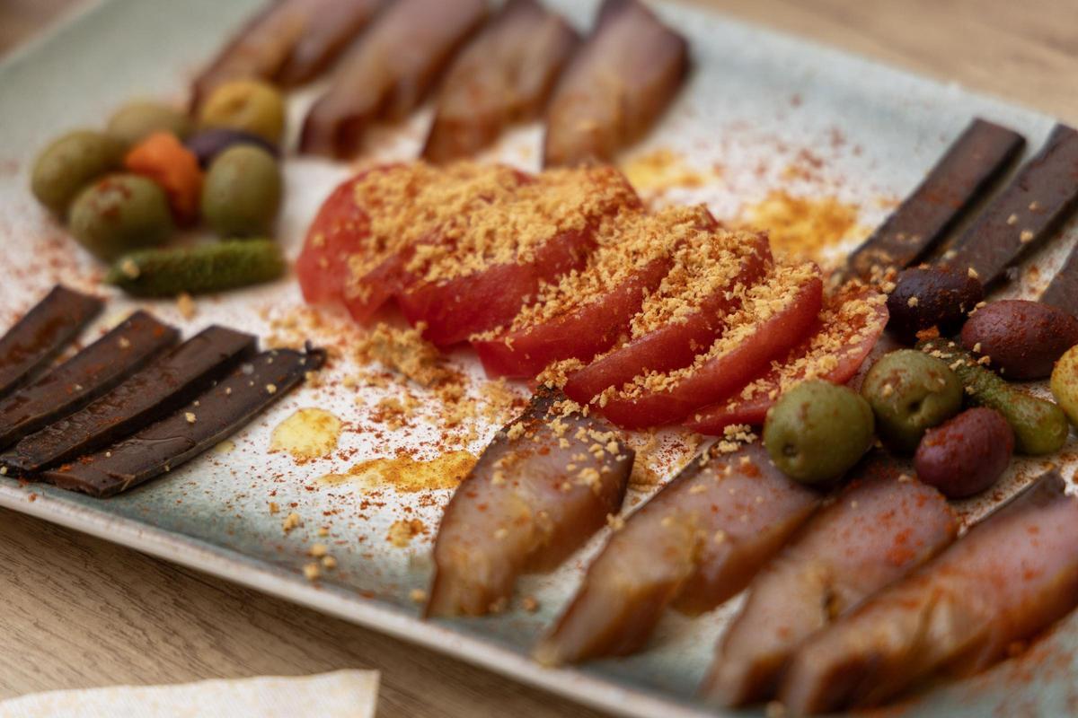 Tomate con salazones y virutas de turrón de Jijona.