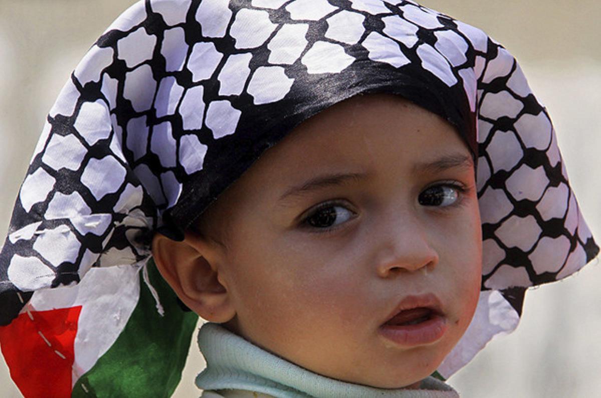 Un nen palestí participa en un acte per commemorar el Dia de la Nakba (catàstrofe), que va suposar la fugida o expulsió de casa seva d’uns 750.000 palestins entre el 1947 i el 1949, a Gaza.