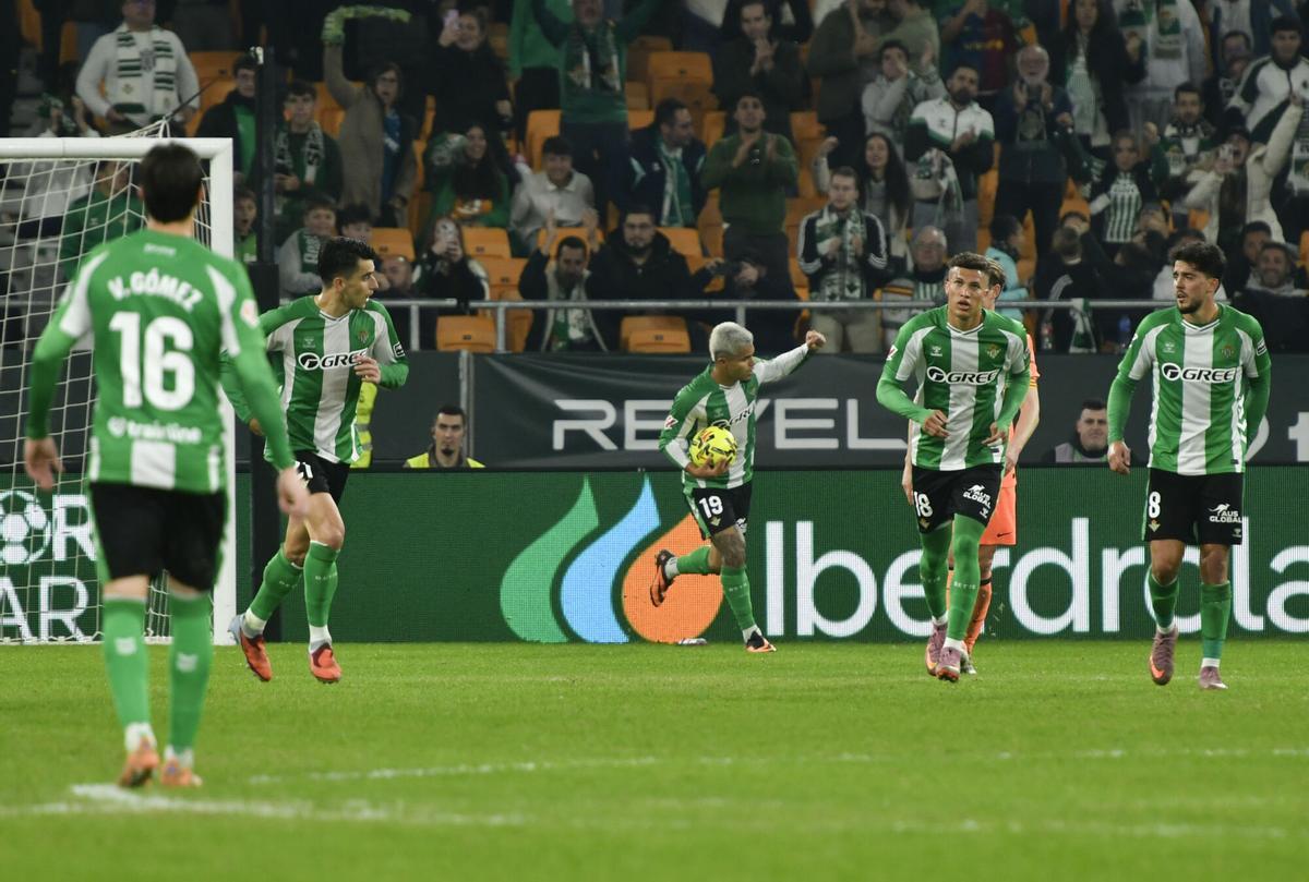 SEVILLA, 06/12/2025.- El delantero del Betis Cucho Hernández, celebra el tercer gol ante el Barcelona, durante el partido de LaLiga EA Sports que Real Betis y FC Barcelona disputan este sábado en el estadio de La Cartuja, en Sevilla. EFE/ Raúl Caro