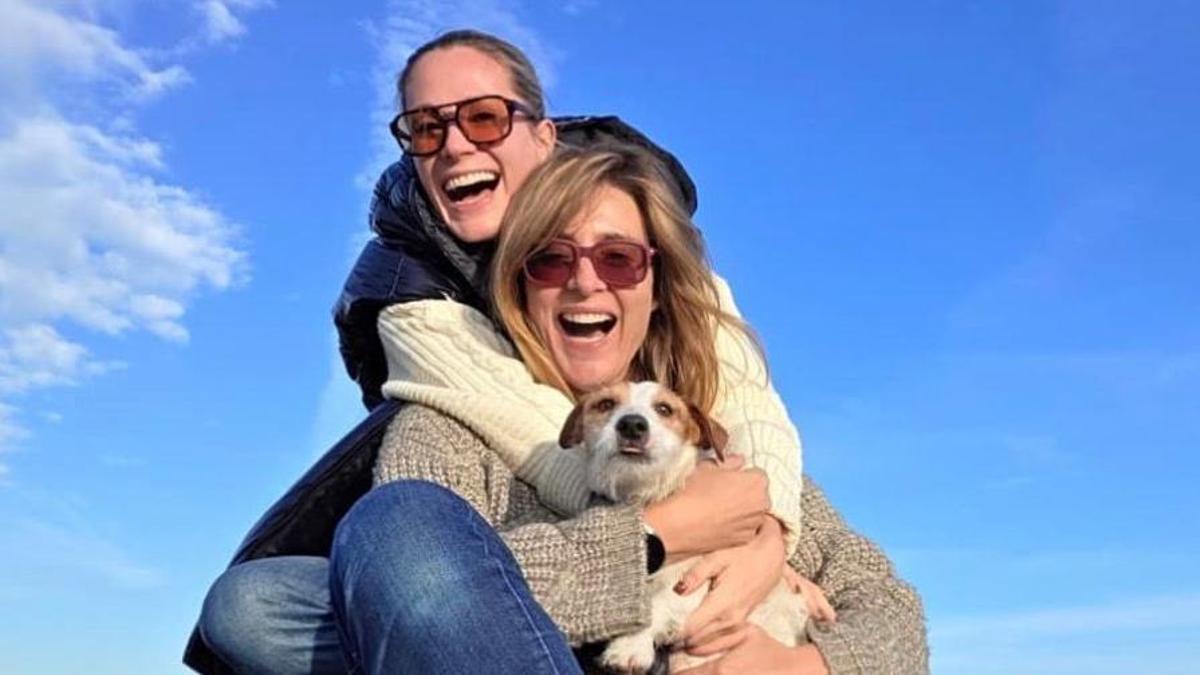 Sandra Barneda, con su novia Pascalle Paerel y su perro Leo