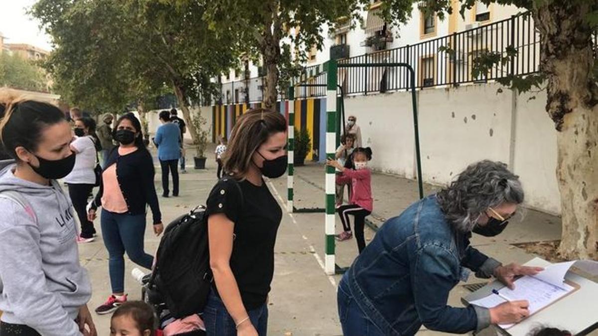Varias personas firman en contra de la propuesta que afecta a los porteros de los colegios públicos.