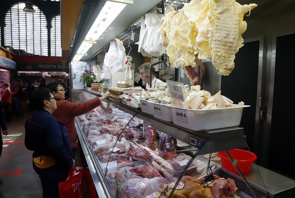 Malagueñas compran en una carnicería del mercado de Atarazanas